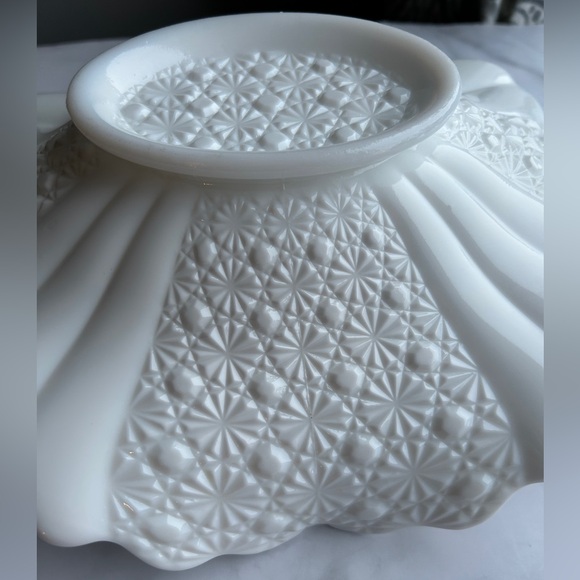 Vintage Fenton White Milk Glass Daisy & Buttons Bowl - Large - Picture 10 of 17